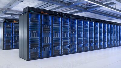 Ein hell erleuchtetes Rechenzentrum mit blau beleuchteten Serverschränken