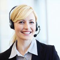 Eine lächelnde Frau mit Headset