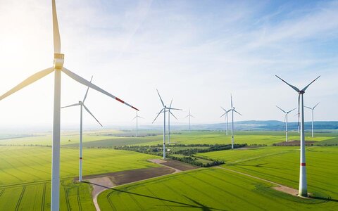 Ökostrom von EWE Windkraftanlagen zwischen grünen Feldern