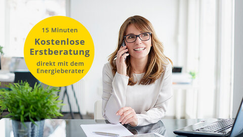 Eine Businessfrau sitzt an ihrem Schreibtisch und telefoniert. Auf dem Bild steht: 15 Minuten Kostenlose Erstberatung direkt mit dem Energieberater