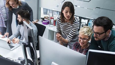 Gruppe von Menschen im Büro