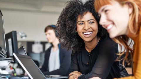 Gute Gründe für Glasfaser von EWE Zwei lachende Frauen vor Laptop