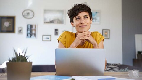 Mythen über Glasfaser Frau nachdenklich am Laptop