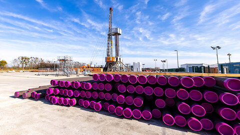 Eine Baustelle mit Rohren im Vordergrund