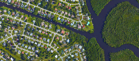 Eine Gemeinde mit Wasserkanälen aus der Vogelperspektive