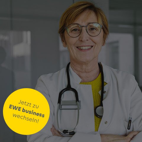 Eine Medizinerin im weißen Kittel in einem Gebäude