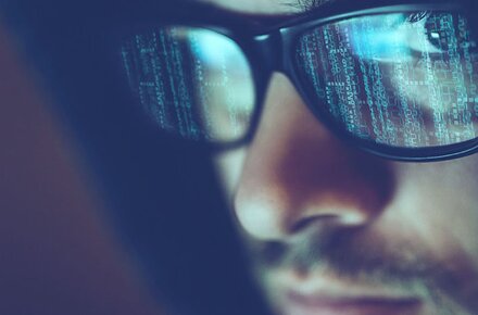 Stilisierter Hacker blickt in die Kamera