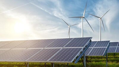 Eine ebenerdige PV-Anlage und Windräder