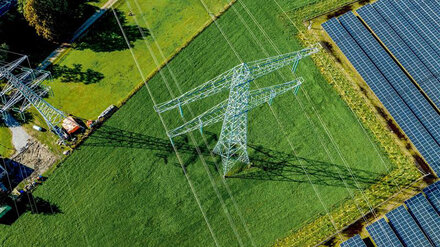 Solarkraftwerk auf einem Fabrikdach