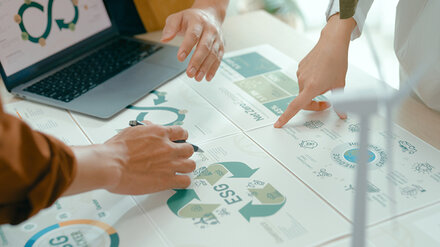 Nahaufnahme: Teammitglieder prüfen wichtige Dokumente und diskutieren darüber