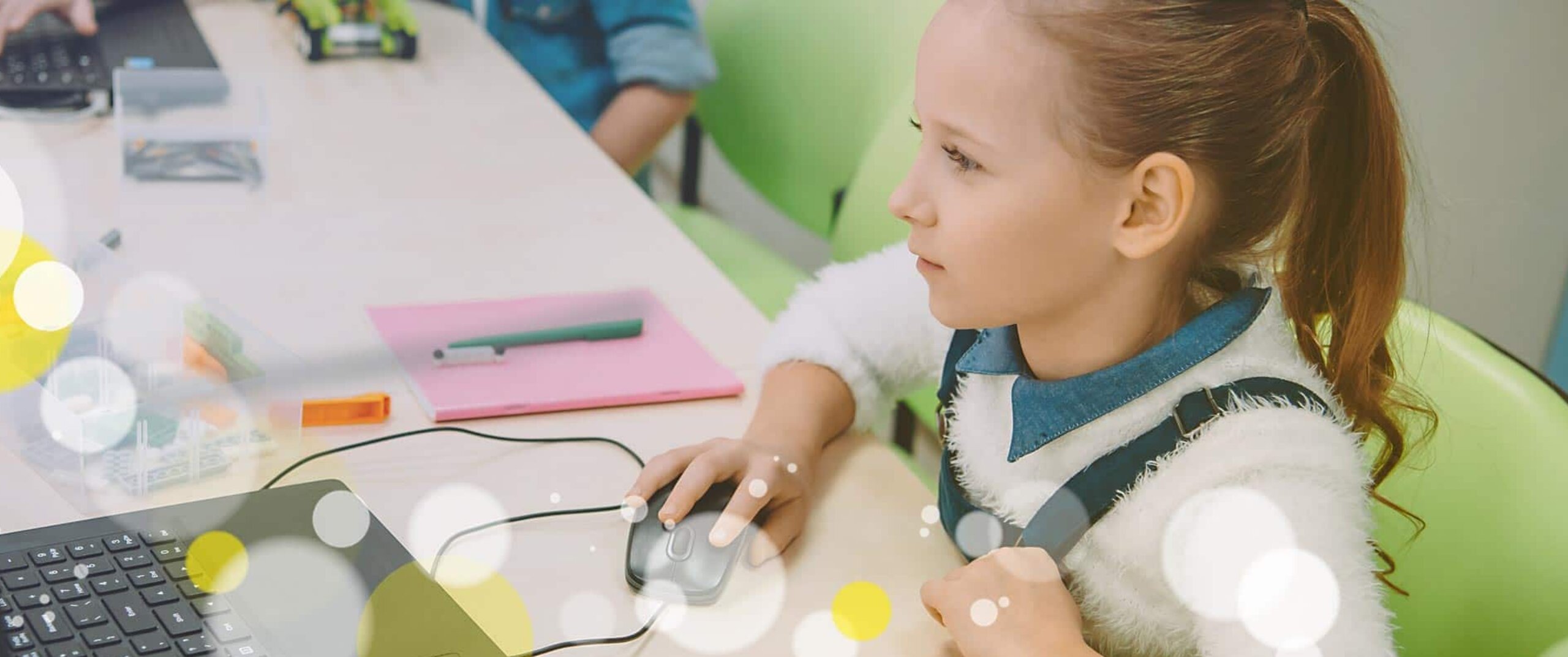 Junge und Mädchen sitzen im Klassenzimmer am Laptop  | EWE macht Schule