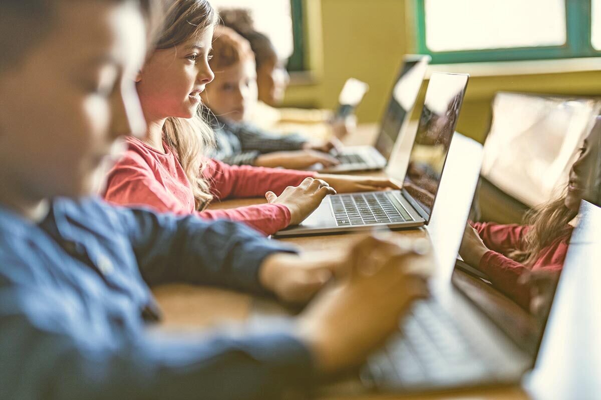 Jüngere Schüler lernen am Laptop | EWE macht Schule