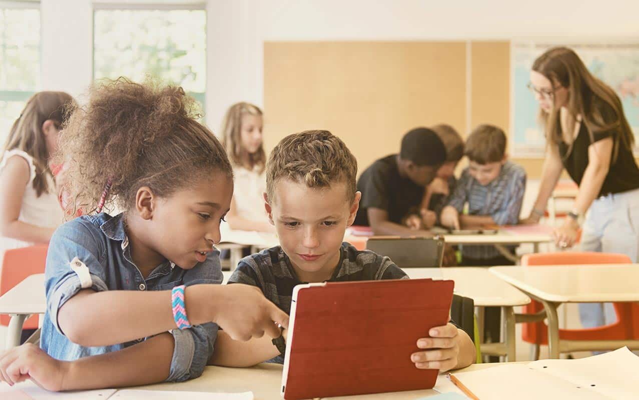 Mädchen und Junge lernen am Tablet | EWE macht Schule