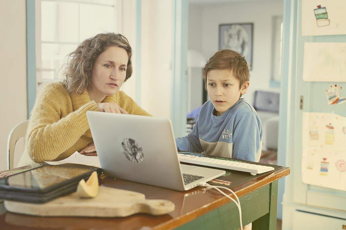 Mutter und Sohn lernen am Laptop | EWE macht Schule