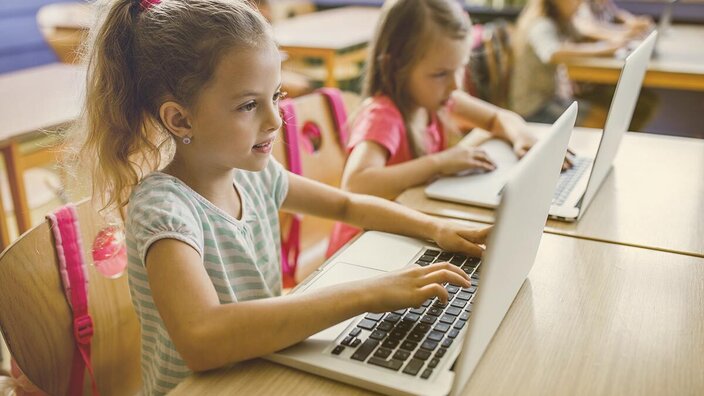 Junge Mädchen lernen in der Klasse mit Laptops | EWE macht Schule