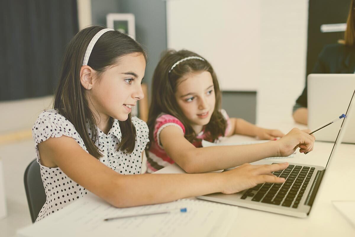 Zwei Mädchen lernen am Laptop | EWE macht Schule