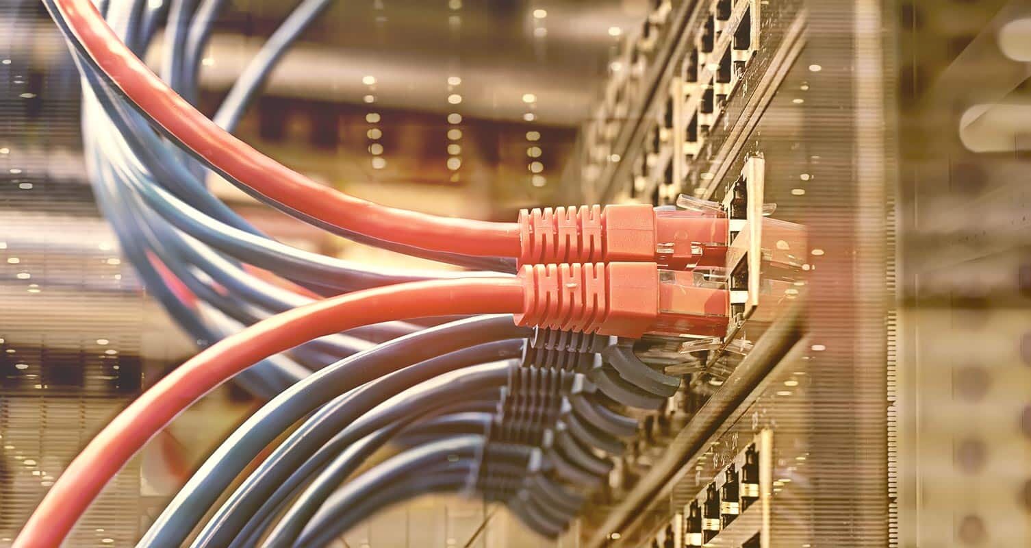 Rote & blaue Kabel stecken in einem Server | EWE macht Schule 