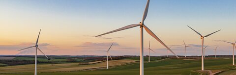 EWE business Direktvermarktung für Windkraft Windräder auf sonnenbeschienen Feldern