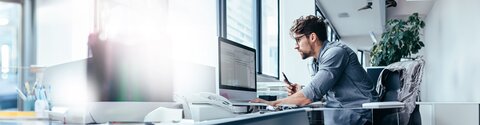 Messdaten online Ein Mann in einem Büro