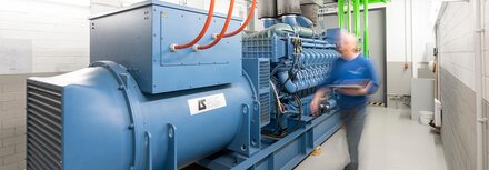 Whitepaper Flexibilitätsvermarktung Ein Mitarbeiter vor einem BHKW