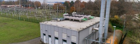 Flexibilitätsvermarktung für Netzersatzanlagen Eine Netzersatzanlage aus der Vogelperspektive