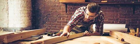 EWE business Gas für Gewerbekunden Ein Tischler bei der Arbeit