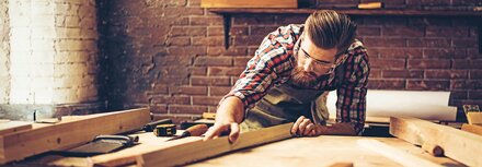 EWE business Gas für Gewerbekunden Ein Tischler bei der Arbeit