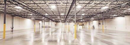 EWE business Licht Eine gut beleuchtete Industriehalle