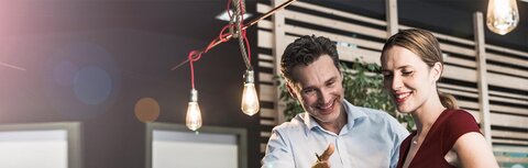 Energie Ersatzversorgung von EWE Energie Ersatzversorgung von EWE - junges Paar unter einer Beleuchtung