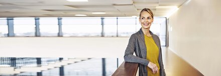 EWE Energie für Unternehmen Eine lächelnde Mitarbeiterin in einem Unternehmen