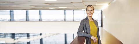 EWE Energie für Unternehmen Eine lächelnde Mitarbeiterin in einem Unternehmen