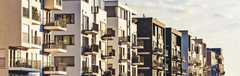 Energie für die Wohnungswirtschaft Eine moderne Front von Wohngebäuden