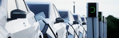 EWE business Emobility Weiße Autos an Ladesäulen