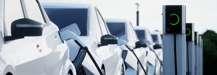 EWE business Emobility Weiße Autos an Ladesäulen