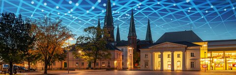 Internetknoten Nordwest IX Bildkomposition von Stadt und Datennetz als Himmel