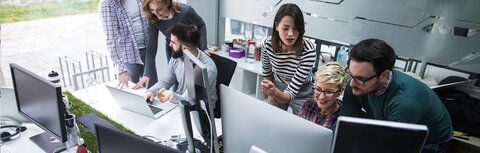 Direktanbindung von EWE Gruppe von Menschen im Büro