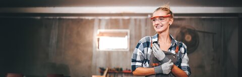 DSL von EWE Freundliche Handwerkerin in Werkstatt