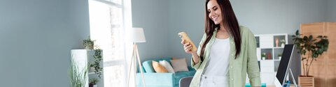 Mobilfunk von EWE Braunhaarige Frau mit Smartphone in der Hand
