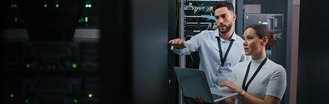 EWE Cyber Security Scan Mann und Frau mit einem Laptop in einem Serverraum
