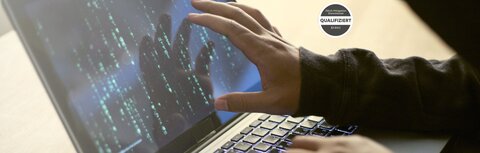 EWE DDoS-Schutz Hand eines stilisierten Hackers auf Laptop-Bildschirm