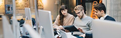 EWE Managed Firewall Drei Personen schauen auf ein Laptop im Büro