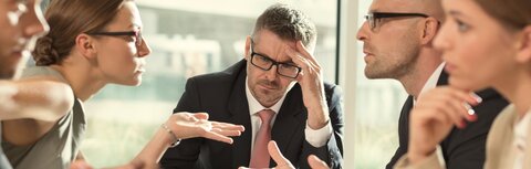 Phishing Nachdenlicher Mann zwischen sich unterhaltenen Business-Leuten