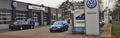 Autohaus Janssen Eine Frau und ein Mann besprechen etwas auf einer Bildschirm in einer Werktstatt