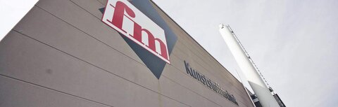 fm Systemmöbel Eine Gebäudefront von fm Systemmöbel mit Firmenschild
