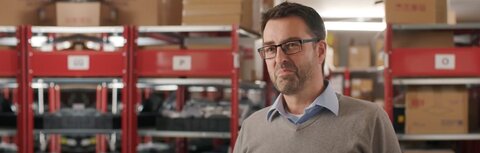 EWE business Referenz REHAG Mann in Werkslager