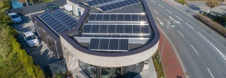 EWE business Referenz Müller & Egerer PV Firmengebäude von oben mit PV-Anlage