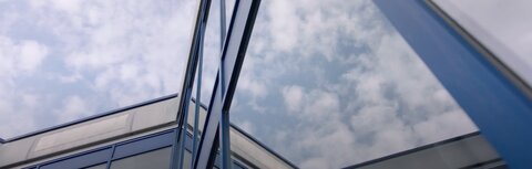 EWE business Referenz AHD Blick auf leicht bewölkten Himmel und Gebäude