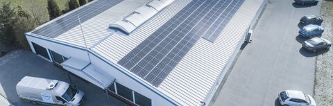 Greetsieler Eiscreme Das Hallendach mit PV-Elementen der Firma Greetsieler Eiscreme aus der Luft