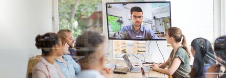 Digitalisierung im Büro Eine Videokonferenz im Büro