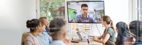 Digitalisierung im Büro Eine Videokonferenz im Büro